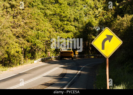 3D rendering di un incidente di macchina in una strada curva con segni di slittamento Foto Stock