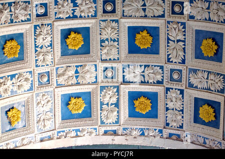 Bella Della Robbia decorazione ceramica di un archivio in Pistoia Toscana Italia. bianco sharp natura motivi come fiori frutti su sfondo blu Foto Stock