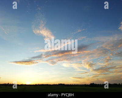 Il cielo al mattino, quando il sole sta per sorgere, crea bellissimi colori che ci stupiscono sempre. Foto Stock