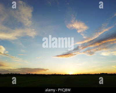 Il cielo al mattino, quando il sole sta per sorgere, crea bellissimi colori che ci stupiscono sempre. Foto Stock