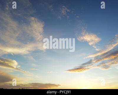 Il cielo al mattino, quando il sole sta per sorgere, crea bellissimi colori che ci stupiscono sempre. Foto Stock