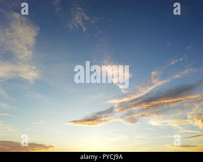 Il cielo al mattino, quando il sole sta per sorgere, crea bellissimi colori che ci stupiscono sempre. Foto Stock