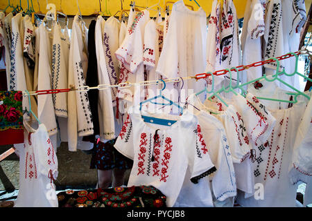 Cluj Napoca, Romania, 27 Luglio 2018: tradizionale ricamato magliette rumeno per la vendita su un distributore in stallo Cluj Napoca, Romania Foto Stock