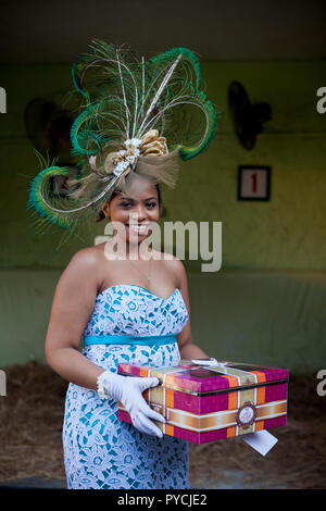 Il giorno della gara la moda a Champ de Mars Racecourse in Port Louis, Mauritius. Foto Stock