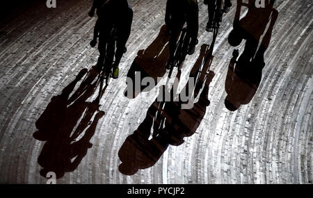 I piloti durante i sei giorni di donne 7.5km ritmo gara durante il giorno quattro dei sei giorni di serie a Lee Valley Velopark, Londra. Foto Stock