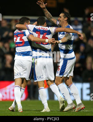 Queens Park Rangers Pawel Wszojek (sinistra) punteggio celebra il suo lato del primo obiettivo del gioco durante il cielo di scommessa match del campionato a Loftus Road, Londra. Foto Stock