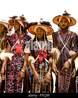 Gli uomini dancing Yaake ballare e cantare al festival Guerewol - 23 settembre 2017 InGall village, Agadez, Niger Foto Stock