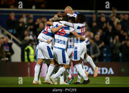 Queens Park Rangers Pawel Wszojek viene assaliti da compagni di squadra dopo aver segnato il suo lato del primo obiettivo del gioco durante il cielo di scommessa match del campionato a Loftus Road, Londra. Foto Stock