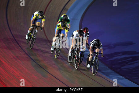 Piloti durante la sei giorni Elite Women Elimination Race durante il quarto giorno della Six Day Series a Lee Valley Velopark, Londra. PREMERE ASSOCIAZIONE foto. Data immagine: Venerdì 26 ottobre 2018. Il credito fotografico dovrebbe essere: Adam Davy/PA Wire. Foto Stock