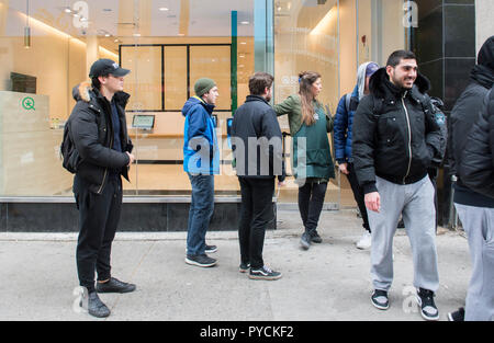 La gente a piedi al di fuori di un governo eseguire la cannabis store in Montreal, Giovedi, 25 ottobre 2018. foto Graham Hughes/Freelance Foto Stock