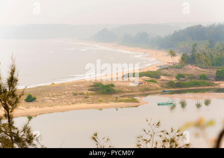 Qui attraverso la giungla è possibile vedere la famosa spiaggia paradiso che si trova sulla parte sud-orientale del nello stato del Maharashtra. Foto Stock