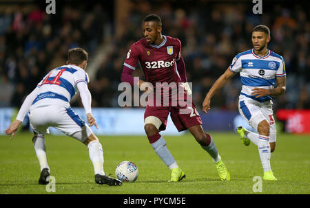 Aston Villa di Jonathan Kodjia (centro) controlla il ballduring cielo scommessa match del campionato a Loftus Road, Londra. Foto Stock