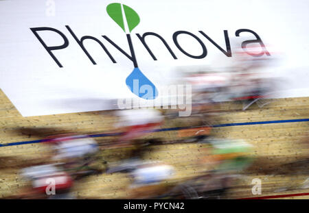 I piloti durante i sei giorni di donne 20km Gara a punti durante il giorno quattro dei sei giorni di serie a Lee Valley Velopark, Londra. Stampa foto di associazione. Picture Data: venerdì 26 ottobre, 2018. Foto di credito dovrebbe leggere: Adam Davy/filo PA. Restrizioni: solo uso editoriale, nessun uso commerciale senza previa autorizzazione Foto Stock