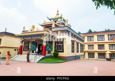 Bylakuppe, Karnataka, India - 9 Gennaio 2015: piccolo tempio di meditazione sul territorio dei Nyingmapa Namdroling monastero con spostamento in e fuori v Foto Stock