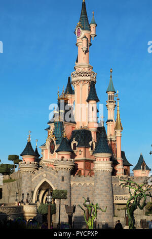 Marne-la-VallÃ©e, Francia - 13 Ottobre 2018: Sleeping Beauty Castle a Disneyland Parigi (Euro Disney), Marne-la-VallÃ©e, Île-de-France, Francia, Europ Foto Stock