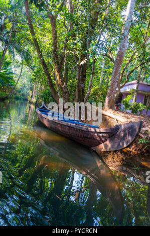 Barca tradizionale del Kerala Backwaters ormeggiati a riva. Backwaters nel Kerala è una rete di 1500 km di canali sia artificiali e naturali. Foto Stock