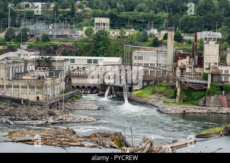 Abbandonata la cartiera di fabbrica sul fiume Willamette in Oregon city. Foto Stock