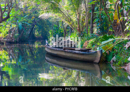 Barca tradizionale del Kerala Backwaters ormeggiati a riva. Backwaters nel Kerala è una rete di 1500 km di canali sia artificiali e naturali. Foto Stock