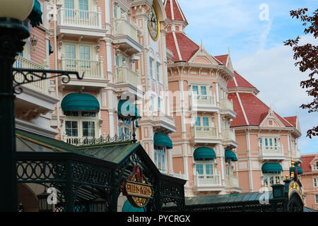 Marne-la-Vallée, Francia - 14 Ottobre 2018: Disneyland Hotel e ingresso al Parco Disneyland Parigi ,Close Up architettura, il parco a tema (Euro Disney), ma Foto Stock