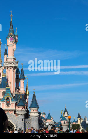 Marne-la-VallÃ©e, Francia - 14 Ottobre 2018: Sleeping Beauty Castle a Disneyland Parigi (Euro Disney), Marne-la-VallÃ©e, Île-de-France, Francia, Europ Foto Stock