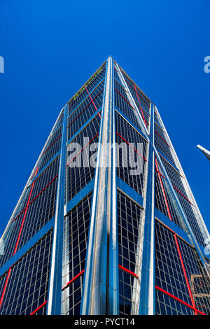 MADRID, Spagna - uno dei letti edifici di uffici nei pressi di Plaza de Castilla chiamato la porta dell'Europa (torri Puerta de Europa), costruito nel 1996 con Foto Stock