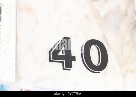 Numero di casa quaranta 40 dipinta blackin 3D sul rendering del bianco in modert font dalla Svezia Foto Stock