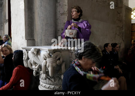 Dossologia presso la chiesa di San Demetrio, il santo patrono di Salonicco, Grecia il 26 ottobre 2018. Foto Stock