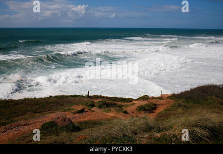 In Wellen, Belgium.Wellen am Nordstrand von nazare, Portogallo. Foto Stock