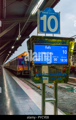 Bangkok, Thailandia - Sep 14, 2015: Treno a Kan codolo in attesa presso la piattaforma Foto Stock