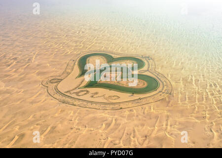 Laghi e alberi in una bellissima oasi nel deserto. Dubai, EAU. Foto Stock