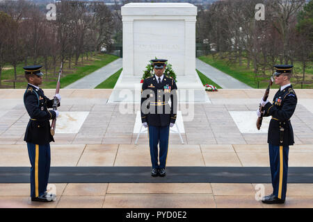 Cambio della guardia presso la Tomba degli Ignoti, il Cimitero Nazionale di Arlington, Washington DC, Stati Uniti d'America di Washington DC, Stati Uniti d'America - 01 Aprile 2018: modifica del G Foto Stock