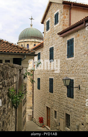 Strada stretta del vecchio Herceg Novi in Montenegro Foto Stock