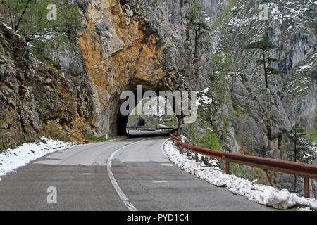 Curva road tunnel trogolo in Montenegro montagne Foto Stock