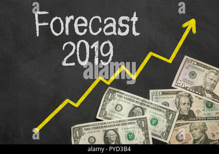 Testo sulla lavagna con denaro - Previsioni 2019 Foto Stock
