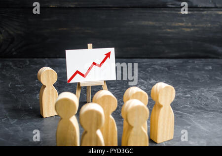 Le persone si sono riunite per un incontro e guardare il discorso del leader. Sale riunioni o un rapporto per il periodo passato. Analisi e pianificazione della strategia. Profitto e Foto Stock