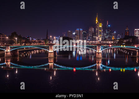 Vista pittoresca di Frankfurt am Main skyline e Ignatz Bubis Brucke bridge con specchio riflessioni nel fiume Foto Stock