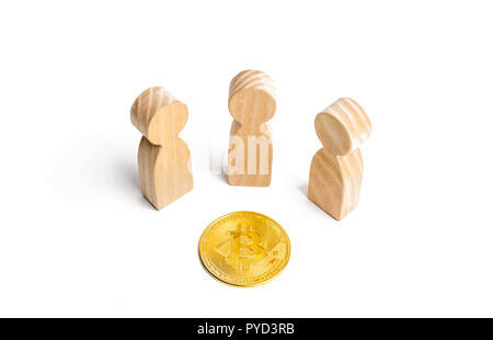 Tre figurine di persone sono in piedi intorno ad una moneta bitcoin su uno sfondo bianco. cryptocurrency blockchain e tecnologia. Il decentramento del Foto Stock