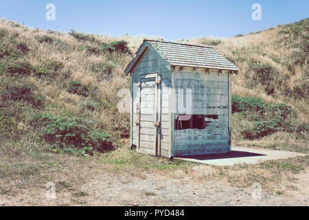 Abbandonata e weathered shack edificio lungo la costa della California a Marin County vicino al punto Reyes. Foto Stock