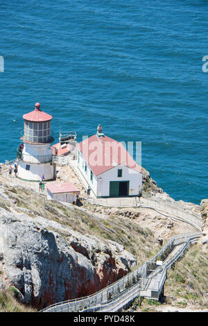 Visualizzazione verticale del punto storico Reyes Lighthouse a Marin County, California Foto Stock