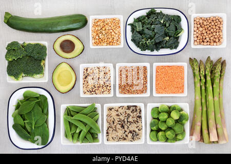 Impianto di proteina super selezione di cibo per una dieta sana con semi, cereali, legumi e verdure su legno rustico sfondo. La salute di alimenti ad alto contenuto di fibra Foto Stock