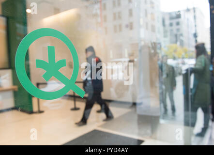 Un uomo cammina in un governo eseguire la cannabis store in Montreal, Giovedi, 25 ottobre 2018. foto Graham Hughes/Freelance Foto Stock