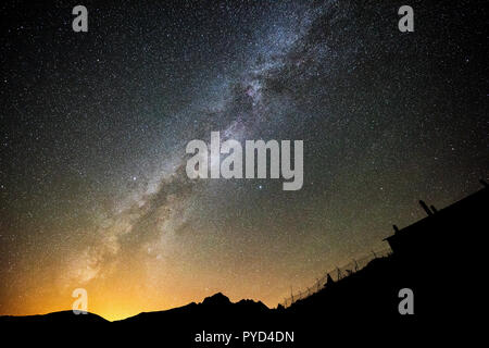 Via Lattea a montagne dei Pirenei della Navarra, Spagna Foto Stock