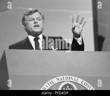Massachusetts, USA il senatore Edward Kennedy parla al 1984 Partito Democratico Convenzione al Moscone Center di San Francisco in California Foto Stock