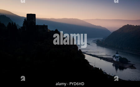 Burg Gutenfels castello affacciato sul Reno e Burg castello Pfalzgrafenstein prima dell'alba Foto Stock