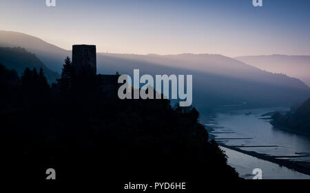 Burg Gutenfels castello affacciato sul Reno e Burg castello Pfalzgrafenstein prima dell'alba Foto Stock