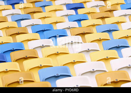 Un campo di giallo, bianco e blu in plastica vuota sedi sul Stadium Foto Stock