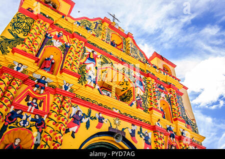 San Andres Xecul, Totonicapan, Guatemala - 30 Ottobre 2011: Giallo chiesa cattolica esterno con sculture Maya, San Andres Xecul, Totonicapan. Foto Stock