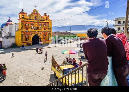 San Andres Xecul, Totonicapan, Guatemala - 30 Ottobre 2011: Giallo chiesa cattolica esterno con sculture Maya, San Andres Xecul, Totonicapan. Foto Stock