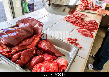 Display a base di carne in macelleria in città Maya nelle Highlands occidentali del Guatemala Foto Stock