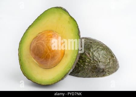 Close up di avocado isolati su sfondo bianco Foto Stock